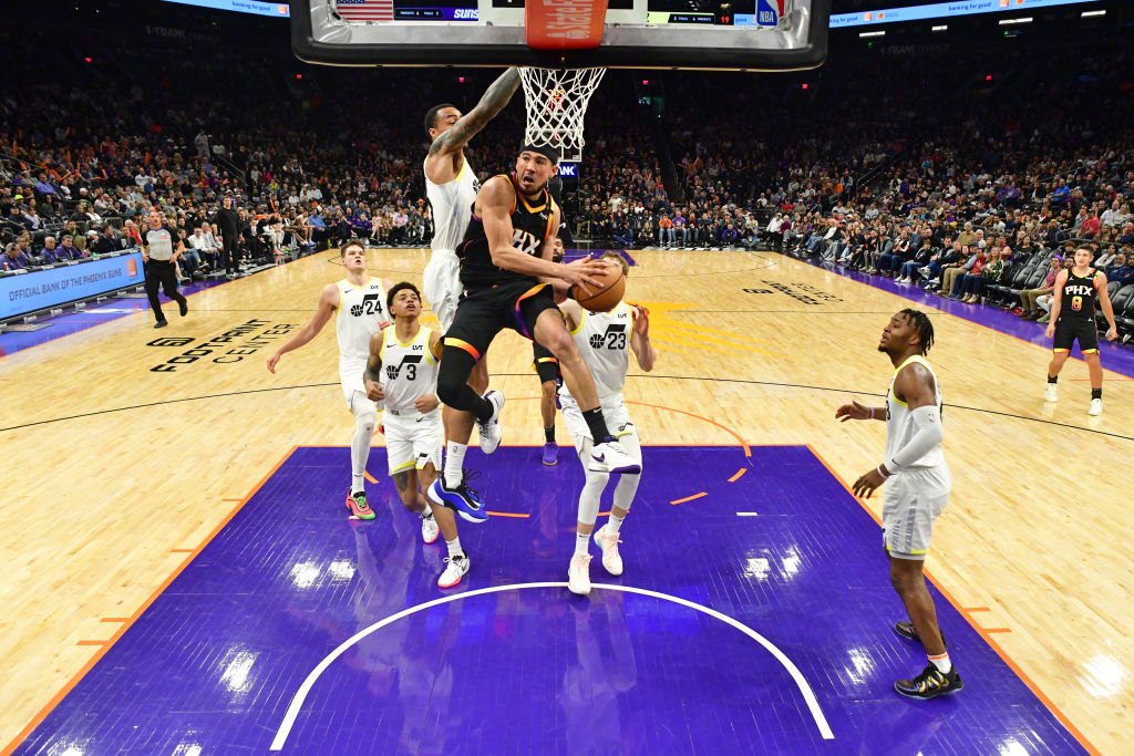 新疆队鏖战太阳,布克点燃赛场 新疆队鏖战太阳,布克点燃赛场