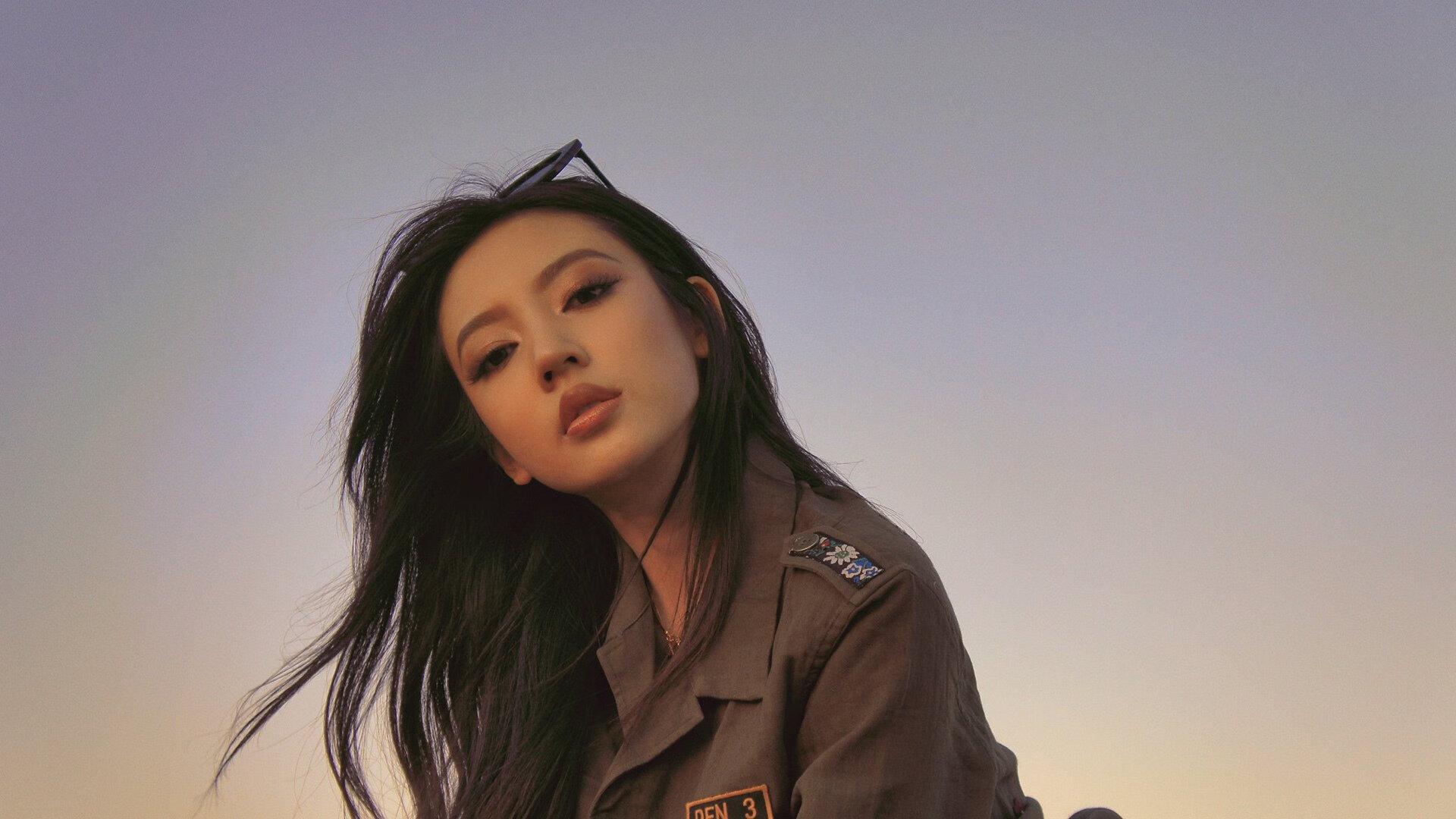 街灯为弦，引擎为鼓，在命运的窄巷中，呼啸而过